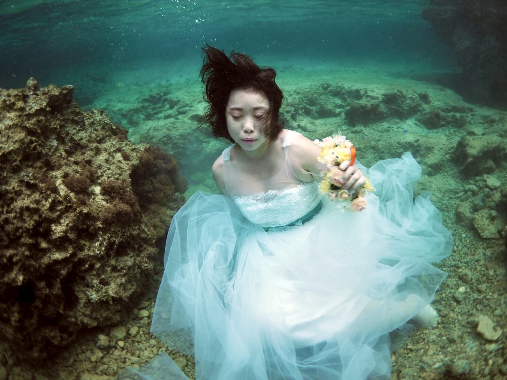 恩納村　水中ウエディングフォト