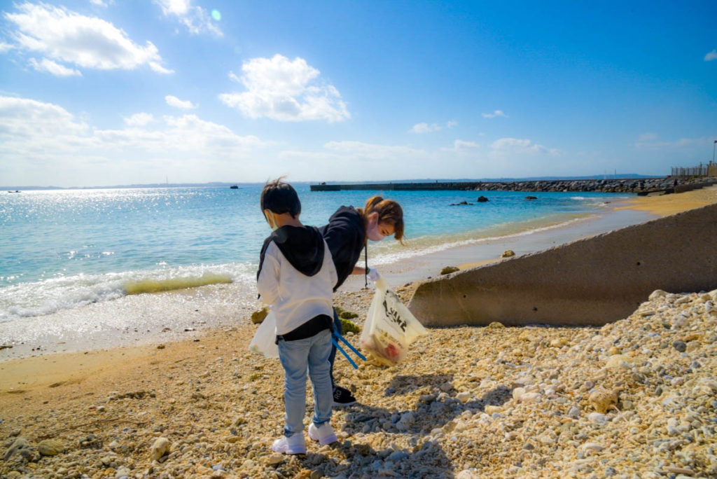 沖縄　ビーチクリーン