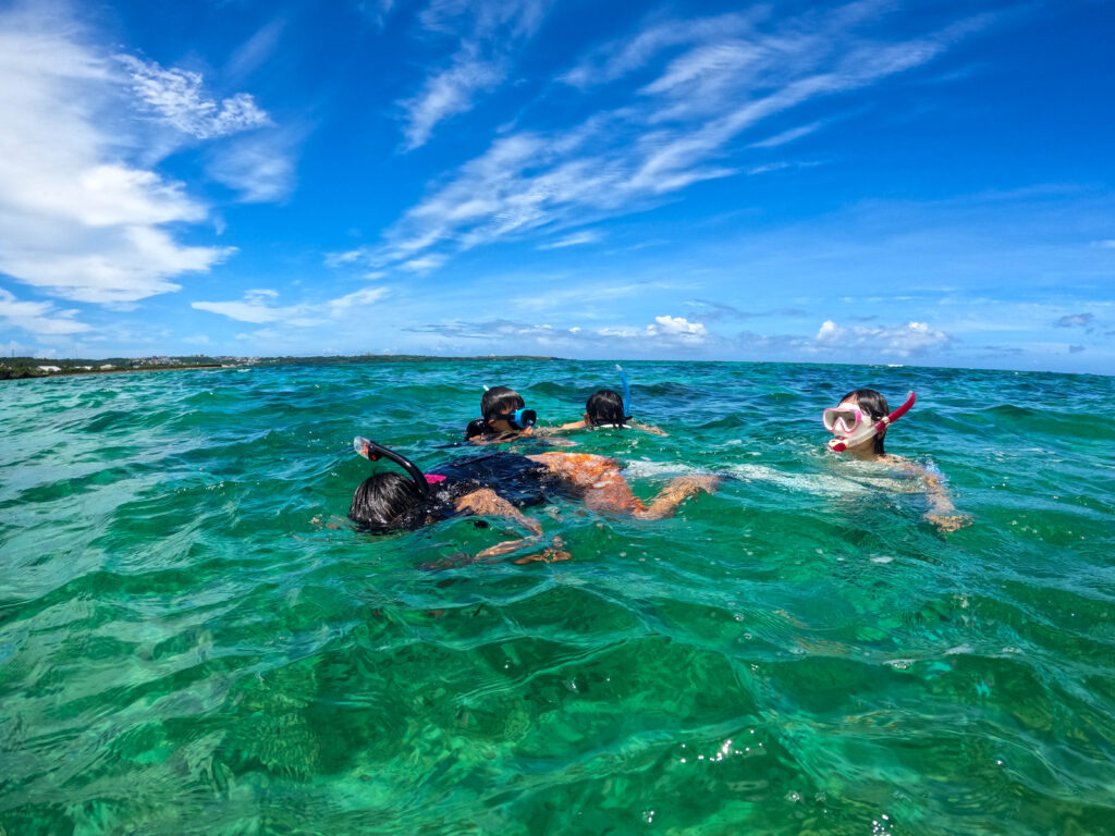 真栄田岬　スノーケリング